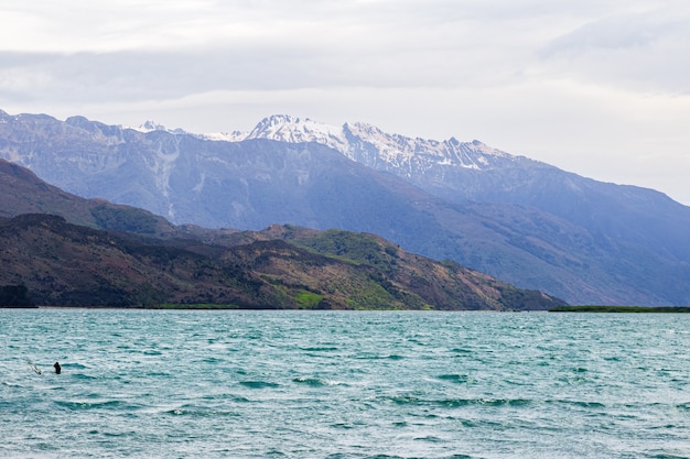 Acantilados y agua del lago Wanaka, Isla del Sur, Nueva Zelanda