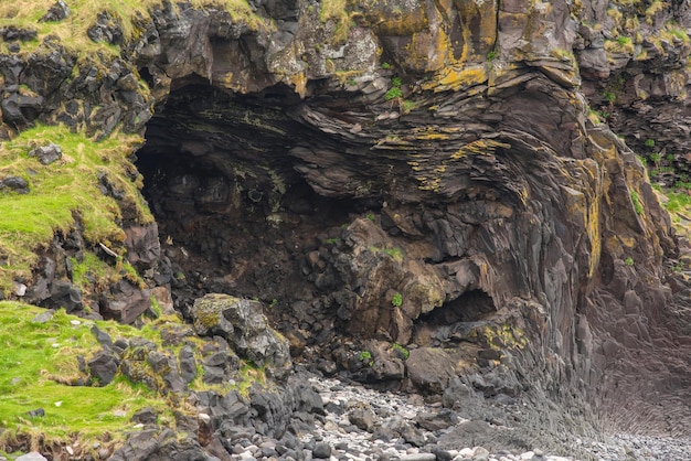 Los acantilados de basalto de Londrangar en Islandia