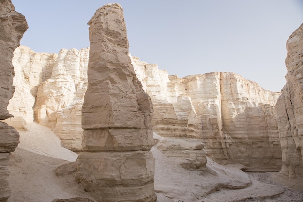 Acantilados del cañón en el desierto de Judea en la brillante luz del sol