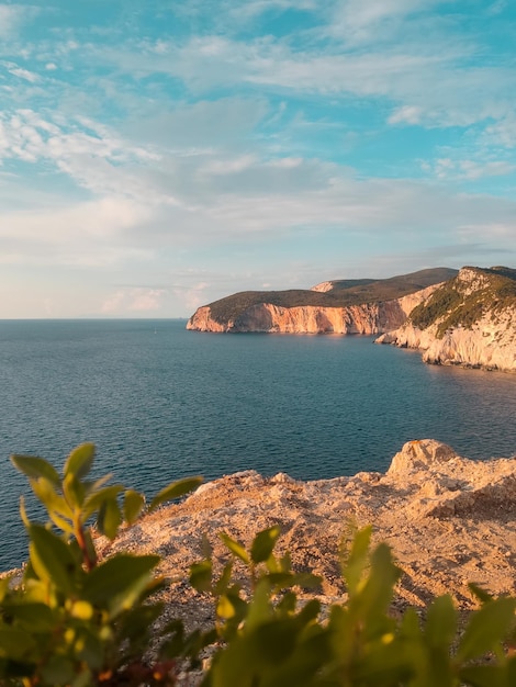 Acantilados cerca del mar al atardecer Grecia Lefkada island