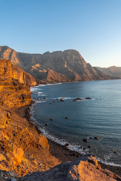 Los acantilados y la costa de Agaete al atardecer de verano en Gran Canaria, España