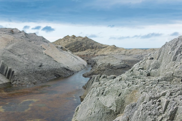 Acantilados costeros formados por basalto columnar durante la marea baja