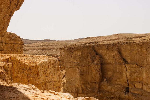 Acantilados en el desierto de Judea en Israel