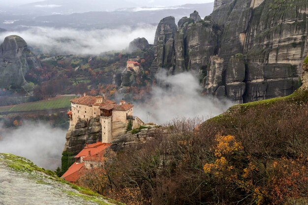 Los acantilados envueltos en niebla en la que los monasterios Tesalia GreciaTrikala