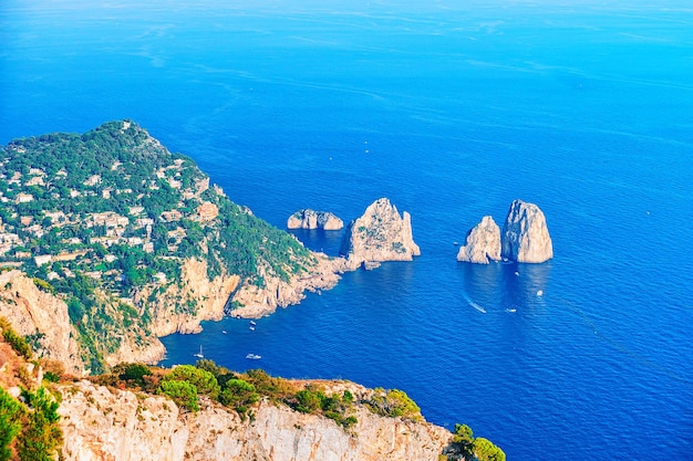 Acantilados Faraglioni en el mar Tirreno en la isla de Capri, Italia