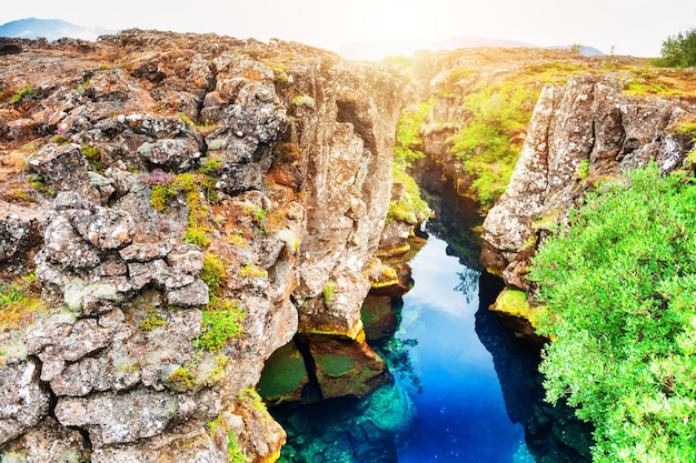 Acantilados y fisuras profundas en el Parque Nacional Thingvellir, en el sur de Islandia. Destino de viaje famoso