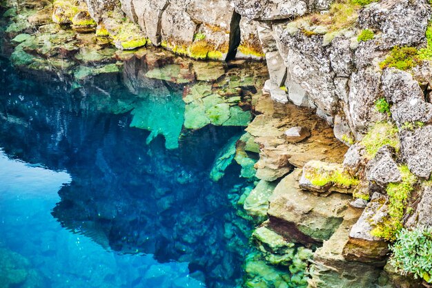 Acantilados y fisuras profundas en el Parque Nacional Thingvellir, en el sur de Islandia