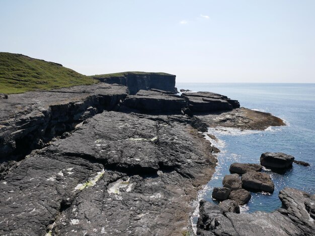 Acantilados y fondo del océano Atlántico rocas y laguna belleza en la naturaleza papel tapiz de viaje de vacaciones