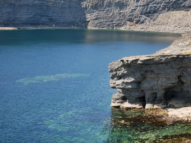 Acantilados y fondo del océano Atlántico rocas y laguna belleza en la naturaleza papel tapiz de viaje de vacaciones