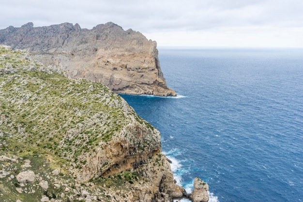 acantilados en Formentor, región al norte de la isla de Mallorca en España