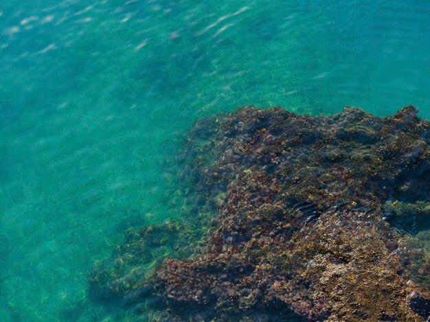 Acantilados y mar azul en la playa.