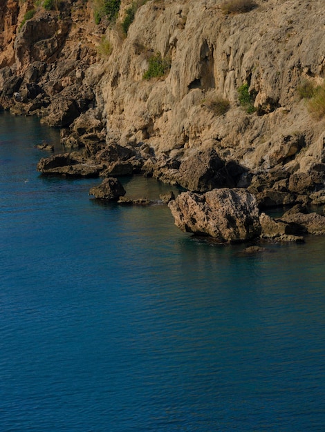 Acantilados y mar azul en la playa.