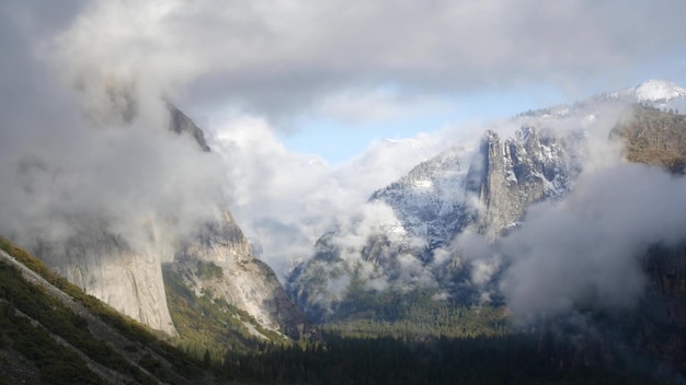 Acantilados de montaña brumosos o rocas escarpadas brumoso otoño california riscos o acantilados