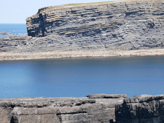 Acantilados y nubes del océano Atlántico rocas y laguna belleza en la naturaleza Viaje de vacaciones