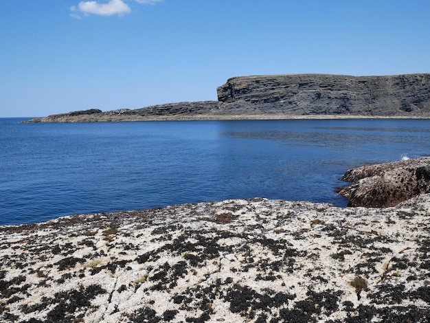 Acantilados y nubes del océano Atlántico rocas y lagunas belleza en la naturaleza