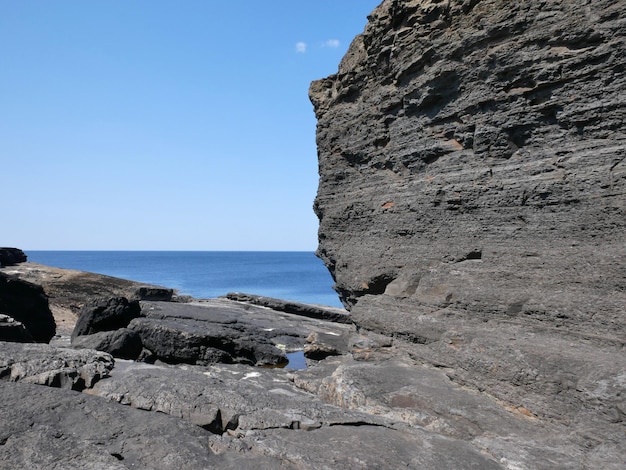 Acantilados y nubes del océano Atlántico rocas y lagunas belleza en la naturaleza