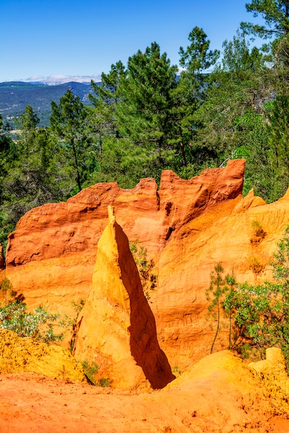 Acantilados ocres cerca del Rosellón, Francia