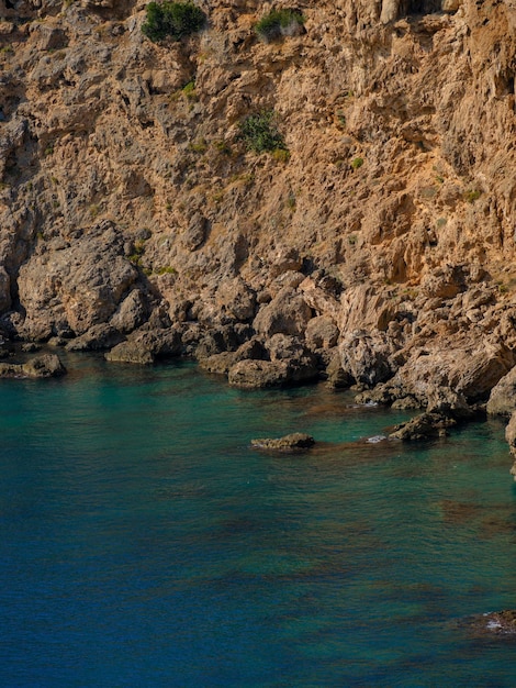 Acantilados y olas del mar