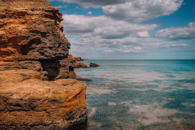 Foto acantilados, piedras afiladas rocas a lo largo de la costa ver