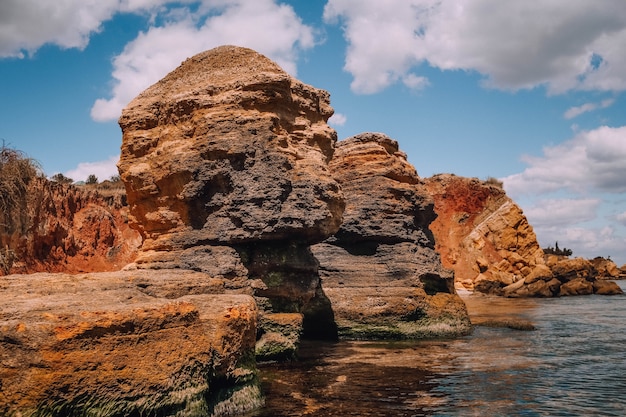 Foto acantilados, piedras afiladas rocas a lo largo de la costa ver