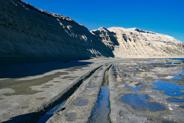 Acantilados en una playa de Puerto Pirámides