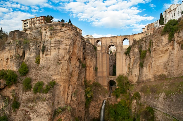 Acantilados y puente de ronda en la provincia de malaga andalucia