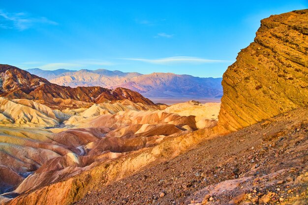 Acantilados que conducen a coloridas vistas del amanecer en zabriskie point en el valle de la muerte