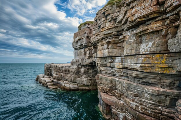 Los acantilados que se elevan majestuosamente desde el océano una asombrosa maravilla natural