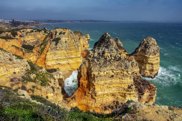 Acantilados de roca y olas en Portugal