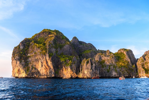 Acantilados de rocas al atardecer Islas Phi Phi Leh Mar de Andaman Krabi