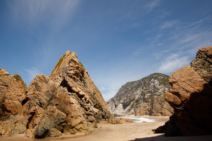 Foto acantilados y rocas en la costa del océano atlántico - playa praia da ursa, portugal.