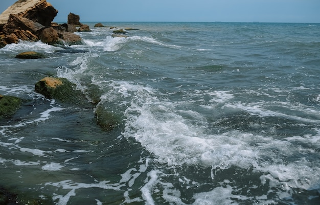 Acantilados y rocas a lo largo de la costa