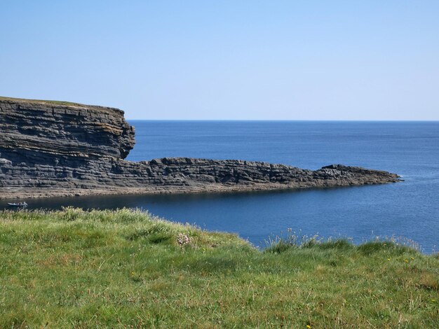 Acantilados y rocas del océano Atlántico y belleza de la laguna en la naturaleza Fondo de viaje de vacaciones de verano