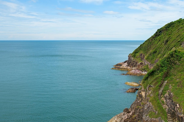 Acantilados rocas que sobresalen en el mar Tailandia