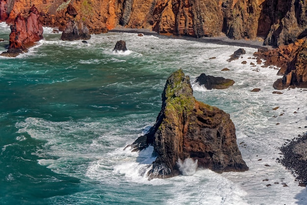 Acantilados y rocas en St Lawrence en Madeira mostrando inusuales formaciones rocosas verticales