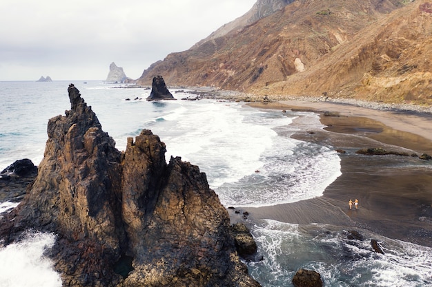 Acantilados rocosos accidentados en el norte de Tenerife