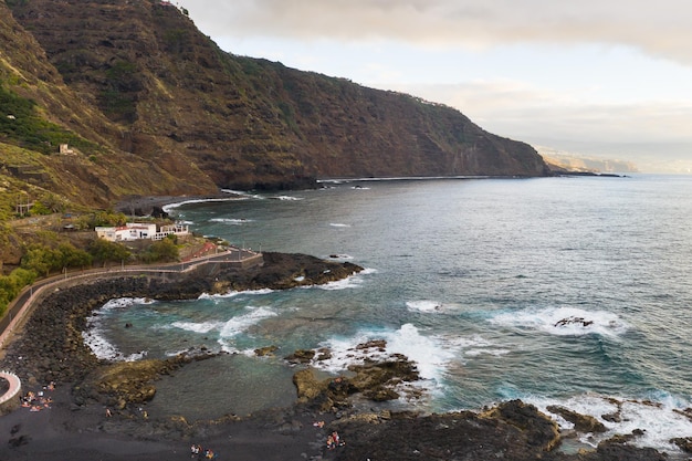 Foto acantilados rocosos ásperos en el norte de tenerifeplaya negra en las islas canarias rocas rocas volcánicas océano atlántico