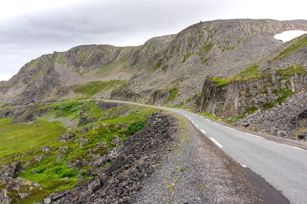 Acantilados rocosos a lo largo de la Ruta Turística Nacional de Varanger en la costa del Mar de Barents, Finnmark, Noruega