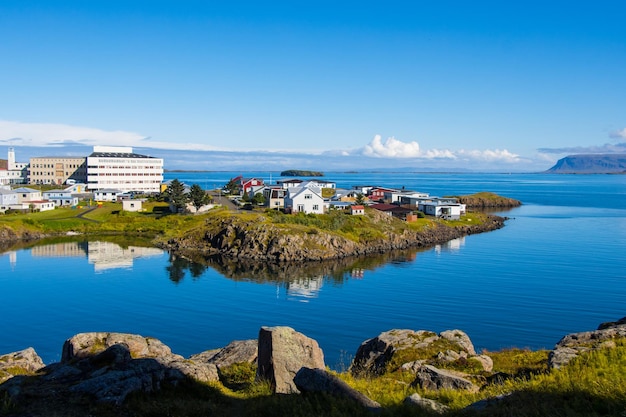 Acantilados de Sugandisey, Islandia en Snaefellsnes Navegación por el océano Atlántico y faro del paisaje de la isla