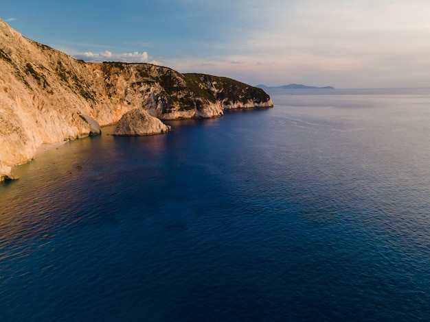 Acantilados en la vista aérea de la isla de Lefkada