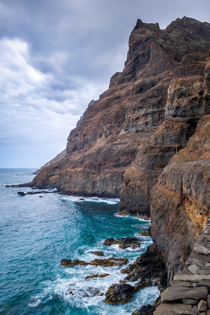 Acantilados y vista al mar en la isla de Santo Antao, Cabo Verde