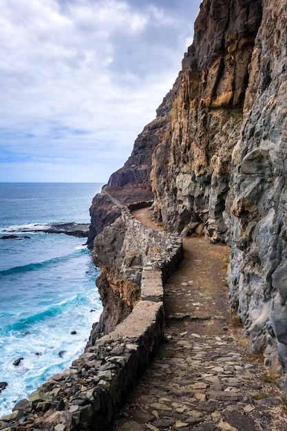 Acantilados y vista al mar desde la ruta costera en la isla de Santo Antao, Cabo Verde, África