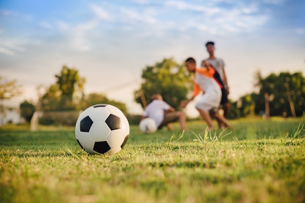 Ação esporte ao ar livre de crianças se divertindo jogando futebol