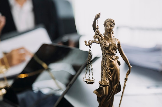 Ação judicial e conceito de justiça Advogado trabalhando com parceiro na lei