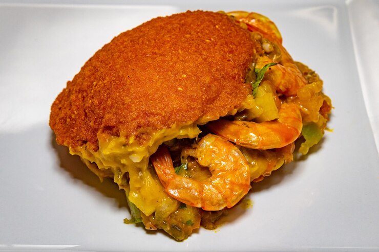 Foto acaraje brasileiro comida tradicional de origem africana na bahia com vatapa caruru e camarão seco.