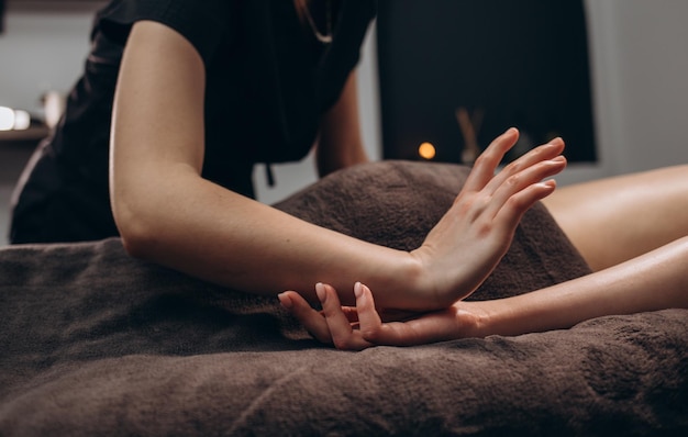 Acariciando a massagem das mãos de perto em um fundo branco