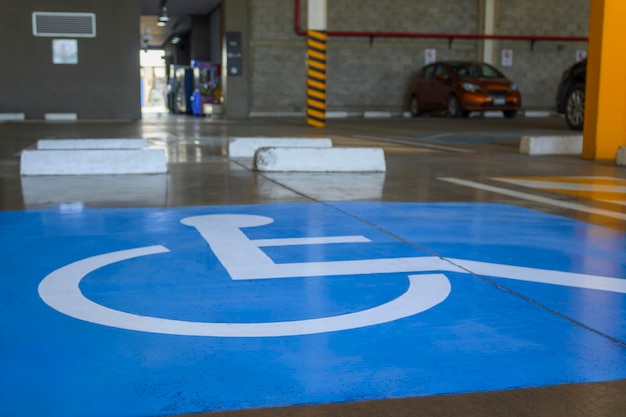 Acceso al estacionamiento para personas con discapacidad en el estacionamiento de un centro comercial.