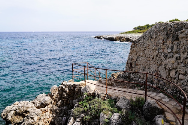 Acceso al mar en el brillante día de verano vista panorámica en agua mediterránea JuanlesPins Antibes en Francia