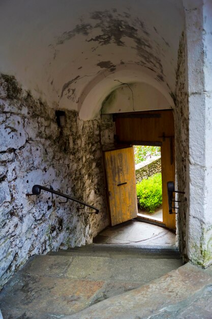 Acceso a un castillo del siglo XVI visto desde el interior