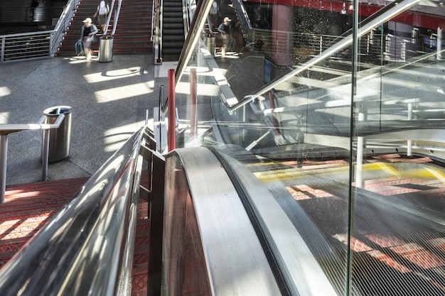 Acceso a las estaciones de metro y tren desde las escaleras mecánicas.